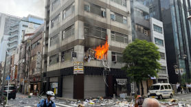 "지진인 줄, 큰 소리 들려" 도쿄서 건물 폭발 화재, 4명 경상