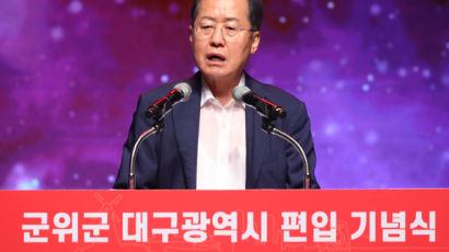 홍준표, 친박엔 "경쟁력 없다"…문재인엔 "북핵 노예 만들어놨다"