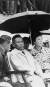 이후락 당시 청와대 비서실장(왼쪽)이 1967년 5월 6대 대선 유세 중 육영수 여사(오른쪽)의 우산 받침을 받고 있는 공화당 후보인 박정희 대통령(가운데)에게 무언가 속삭이고 있다. [중앙포토]