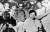 1973년 8월 8일 일본 도쿄에서 납치당하고 닷새 뒤인 13일 서울 동교동 집에 돌아온 직후 몰려온 취재진 사이에서 안부 전화를 받고 있다. [사진 연세대 김대중도서관]