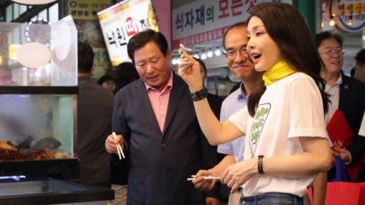 [사진] 김건희 여사, 봉사활동 뒤 오징어회 시식