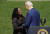 조 바이든(오른쪽) 미국 대통령이 지난해 4월 8일(현지시간) 워싱턴 DC 백악관에서 커탄지 브라운 잭슨 대법관 지명을 축하하기 위해 열린 행사에서 잭슨 당시 대법관 후보자의 손을 잡으며 미소짓고 있다. 로이터=연합뉴스