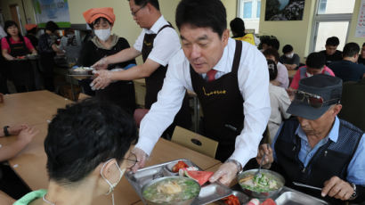 [사진] 취임 1년 기념식 대신 배식봉사