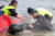 지난해 9월 구조대원들이 호주 태즈메이니아 서부 해안의 맥쿼리 헤즈 해안에 좌초된 둥근머리돌고래를 바다로 옮기고 있다. AFP=연합뉴스
