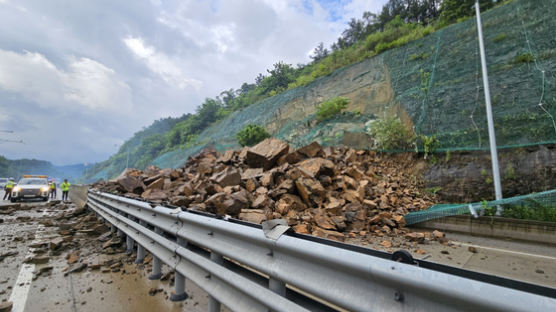 상주영천고속도로 불로터널 인근 산사태로 통제…1명 경상