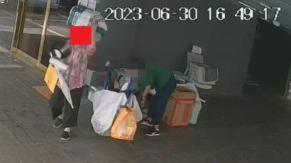 밖에 둔 이삿짐서 태블릿PC 슬쩍…CCTV 찍힌 2인조 할머니 도둑