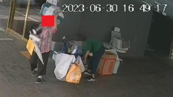 밖에 둔 이삿짐서 태블릿PC 슬쩍…CCTV 찍힌 2인조 할머니 도둑