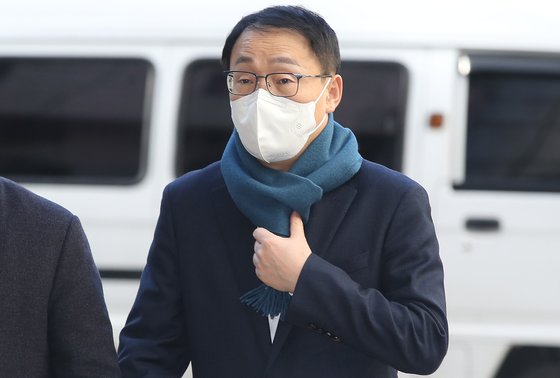 구현모 전 KT 대표가 지난 1월 서울중앙지법에서 열린 정치자금법 위반 공판에 출석하고 있다. 뉴스1