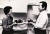 미국 잡지 ‘피플(People)’의 1983년 2월 14일자 88면에 실린 인터뷰 사진. 이희호 여사(왼쪽)의 설거지를 도와주는 모습이 연출됐다. 사진 연세대 김대중도서관