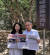 4일 베이징 퉁저우의 류구국 묘소에서 타마키 데니(오른쪽) 오키나와현 지사가 환구시보 기자와 자신의 인터뷰가 실린 신문을 들고 포즈를 취하고 있다. 사진 트위터 캡쳐