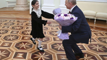 푸틴 무릎 꿇고 713억 약속했다…크렘린궁 초대한 8살 소녀