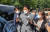 김봉현 전 스타모빌리티 회장이 지난해 9월 사기 및 유사수신행위법 위반 혐의 영장실질심사를 받은 뒤 검찰 호송차로 향하면서 기자들의 질문을 받고 있다. 나운채 기자