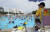 서울 뚝섬 한강공원 수영장에서 안전요원이 물놀이하며 더위를 식히는 시민들을 바라보고 있다. 뉴시스