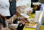 6일 서울 중구 동대문디자인플라자에서 열린 '2023 컬리 푸드 페스타'를 찾은 시민들이 한 부스에서 시식용 음식을 맛보고 있다. 연합뉴스