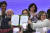 루이스 이나시우 룰라 다시우바(앞줄 왼쪽 끝) 브라질 대통령이 3일 브라질리아 군 공군기지에서 여성과 남성 간 동일 임금 의무화 법안에 서명했다. EPA=연합뉴스