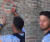 이탈리아 콜로세움 벽에 무언가를 새기고 있는 한 관광객 남성. 사진 유튜브 채널 @rytz5873 캡처