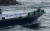 6일 오전 부산 서구 공동어시장에서 휴어기를 끝낸 대형선망수협 고등어 조업 선박이 현수막을 걸고 출항하는 모습. 연합뉴스
