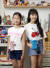 김민아(왼쪽) 학생기자와 최지원 학생모델이 최근 유행하는 손뜨개 아이템 만들기에 도전했다. 코바늘 뜨기를 배운 후 휴대전화 가방을 완성한 모습. 