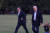지난달 26일(현지시간) 헌터 바이든(왼쪽)과 바이든 대통령이 캠프 데이비드로 이동하기위해 마린원에 탑승하고 있다. 로이터=연합뉴스