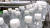  제주삼다수 500㎖ 병들이 공장 내 컨베이어 벨트를 타고 이동하고 있다. 사진 박영민
