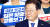 이재명 더불어민주당 대표가 5일 오전 서울 여의도 국회 로텐더홀 앞에서 열린 일본 후쿠시마 원전오염수 해양투기 반대 결의대회에서 피켓을 들고 있다. 뉴스1