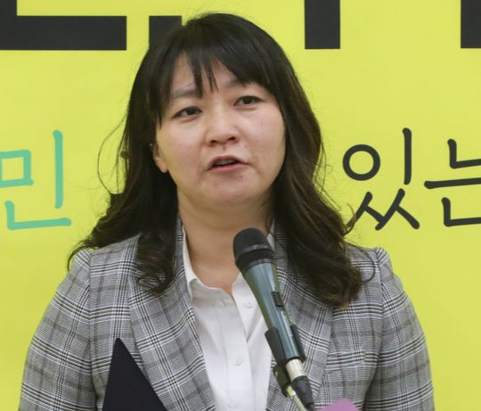 시위 중 경찰 얼굴 '퍽'…정의당 부대표 현행범 체포→귀가