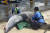 지난해 4월 오전 강원 고성 봉포항 인근 해상에서 혼획된 청상아리의 크기를 해경이 측정하고 있다. 연합뉴스