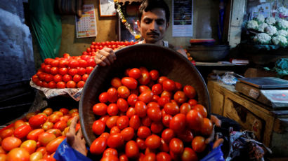 "아이폰이랑 바꾸자"…인도서 445％ 폭등, 기름보다 비싼 채소