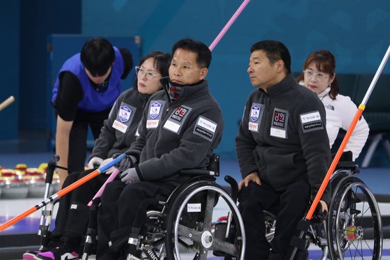 휠체어컬링리그 2023 전반기 우승을 차지한 강원도장애인체육회. 사진 대한장애인컬링협회