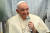 프란치스코 교황이 지난 4월30일(현지시간) 헝가리 방문을 마치고 바티칸으로 돌아가는 비행기 안에서 기자회견을 하고 있다. 로이터=연합뉴스