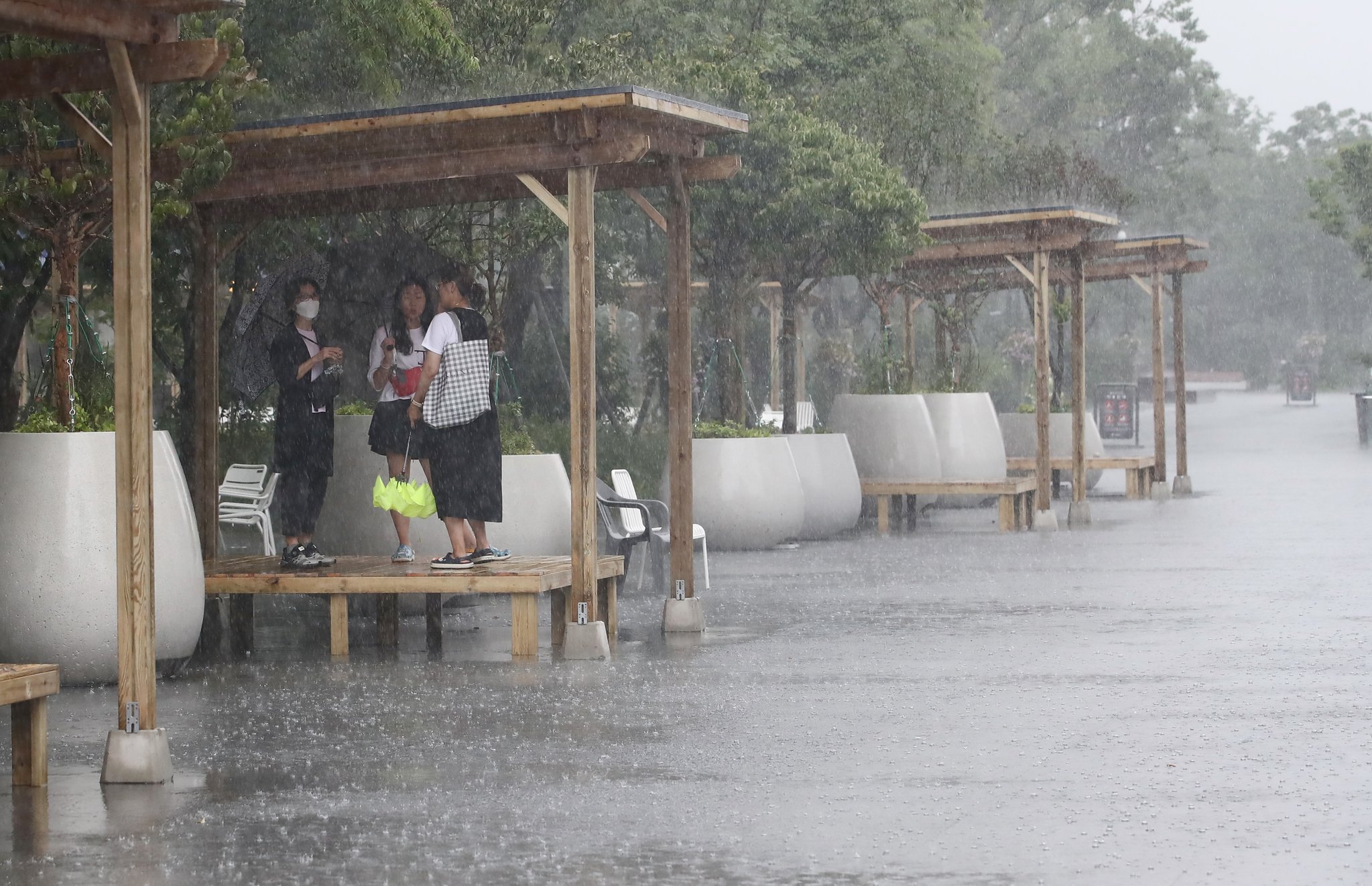광화문광장에 마련된 쉼터에서 시민들이 비를 피하고 있다. 뉴스1
