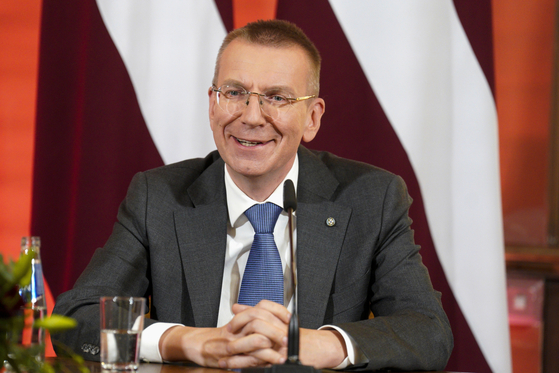 EU 첫 성소수자 국가원수…라트비아 새 대통령 취임
