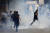 17세 소년 나엘이 경찰 총격에 숨진 사건으로 거리에 나온 청소년 시위자들이 지난달 30일 프랑스 북동부 스트라스부르에서 강경 진압하는 경찰을 피해 도망치고 있다. AP=연합뉴스