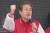 김무성 전 새누리당 대표가 2016년 4월 8일 경기도 부천시 역곡역 앞에서 부천소사 차명진 후보 지원유세에서 지지를 호소하고 있다. 