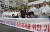전진선 양평군수와 군민들이 9일 오전 서울 여의도 더불어민주당 당사 앞에서 '강하IC 포함된 서울-양평고속도로 추진재개를 위한 기자회견'을 하고 있다. 뉴시스