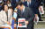 이재명 더불어민주당 대표가 지난달 21일 국회정책의원총회에서 후쿠시마 오염수 방류를 규탄하는 피켓을 들고 의원들과 인사하고 있다. 김현동 기자