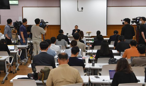 권영세 통일부 장관이 10일 오전 북한 이탈주민들의 사회정착을 지원하는 통일부 소속기관인 경기도 안성시 삼죽면 하나원에서 하나원 개원 24주년 기자간담회를 하는 모습. 사진공동취재단.