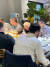 재닛 옐런(뒷줄 가운데) 미 재무장관이 지난 6일 밤 베이징 싼리툰의 윈난 식당에서 젓가락을 사용해 식사하고 있다. 판판먀오 웨이보 캡쳐