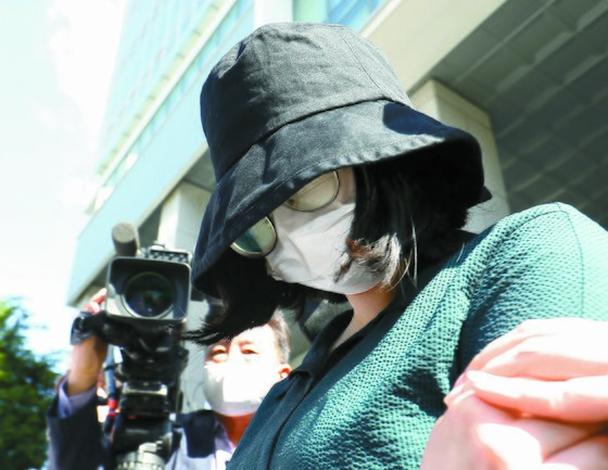 정유정(23)이 지난 6월 2일 오전 부산 동래경찰서에서 검찰로 송치되고 있다. 뉴스1
