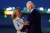 9일(현지시간) 영국 스탠스테드 공항에 도착에 조 바이든(오른쪽) 미국 대통령을 제인 하틀리 주영 미국대사가 반갑게 맞이하고 있다. 로이터=연합뉴스