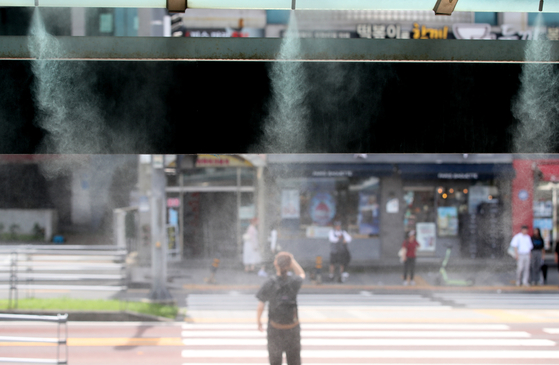 제주 지역에 올해 첫 폭염주의보가 내려진 10일 오후 제주시청 인근 버스정류장에 더위를 식혀주는 쿨링포그(Cooling Fog) 시스템이 작동되고 있다. 뉴시스