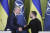 지난 4월 우크라이나 수도 키이우를 방문한 옌스 스톨텐베르그(왼쪽) 나토 사무총장과 젤렌스키 대통령이 악수하고 있다. EPA=연합뉴스