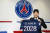 파리생제르맹과 2028년까지 계약한 이강인이 기념 유니폼을 들어보이고 있다. 사진 파리생제르맹 홈페이지