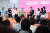 오세훈 서울시장이 지난 3일 서울 중구 동대문디자인플라자(DDP)에서 열린 '2023 서울우먼업 페어'에서 참가자들과 토크 콘서트를 하고 있다. 뉴스1