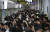 서울 김포공항역 9호선 승강장이 출근길 승객으로 붐비고 있다. 뉴스1