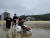 지체장애인 박산성‧유승주(23)씨와 비장애인 박소현‧이선영(23)씨가 지난 7일 전남 완도 명사십리 해수욕장을 찾아 바다를 향해 뛰어들었다. 이들은 2000년생 동갑내기 친구다. 이찬규 기자