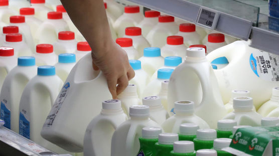 정부, 밀가루·사료 이어 "우유 값 인상 자제를"…업체들 만났다