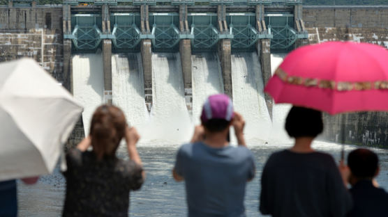 [사진] 1년에 몇번 못보는 대청댐 수문 폭포
