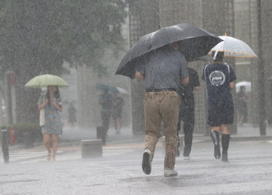수도권 기습 폭우…내일까지 전국에 70㎜ 장대비 쏟아진다 | 중앙일보