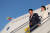 북대서양조약기구(NATO·나토) 정상회의 참석을 위해 리투아니아를 방문한 윤석열 대통령이 10일(현지시간) 빌뉴스 국제공항에 도착해 공군 1호기에서 내리고 있다. 사진 대통령실